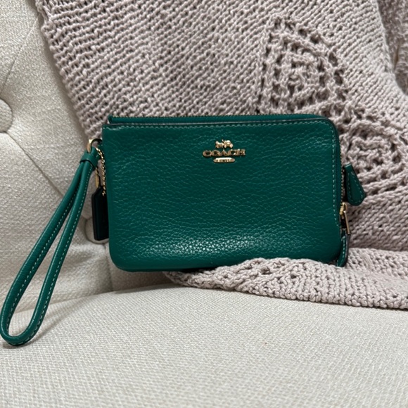 Coach Green Pebbled Leather Clutch Wristlet - Picture 1 of 8